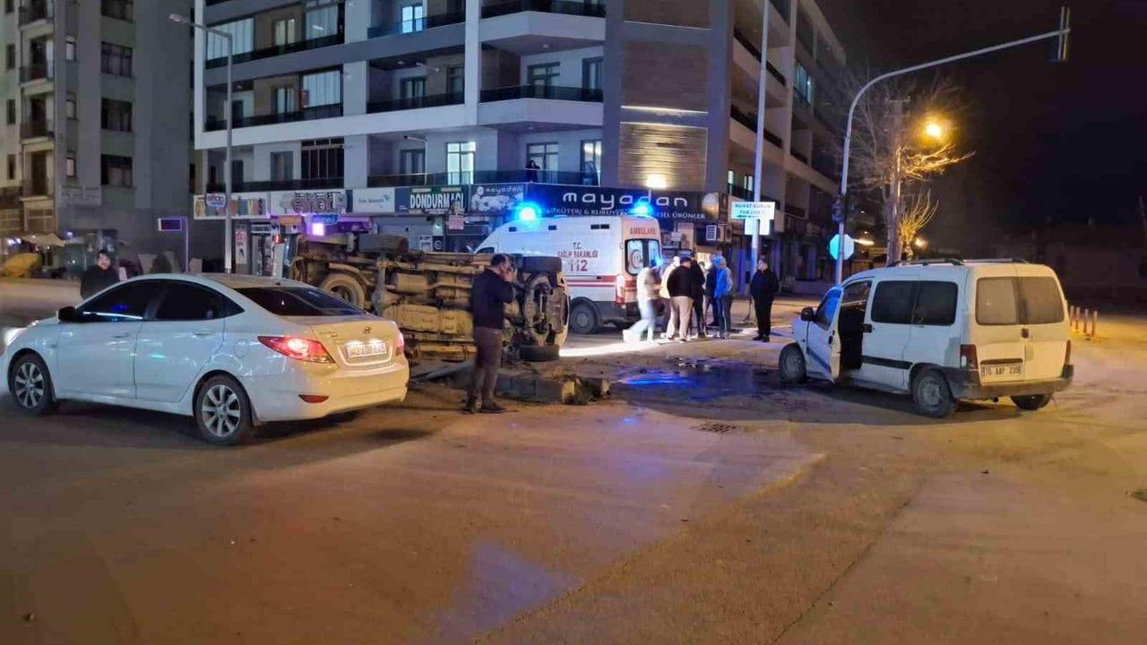 Karapınar'da kamyonet çarpışması: 2 sürücü yaralandı