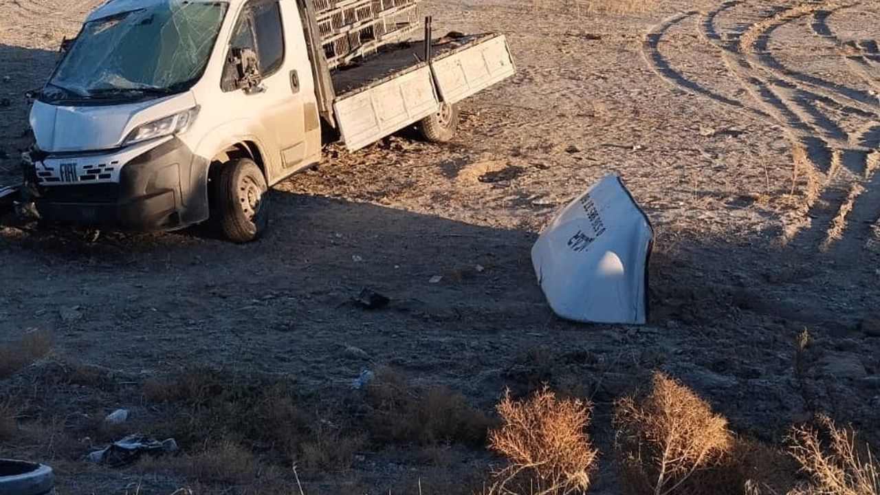 Karapınar'da kamyonet şarampole devrildi, sürücü yaralandı