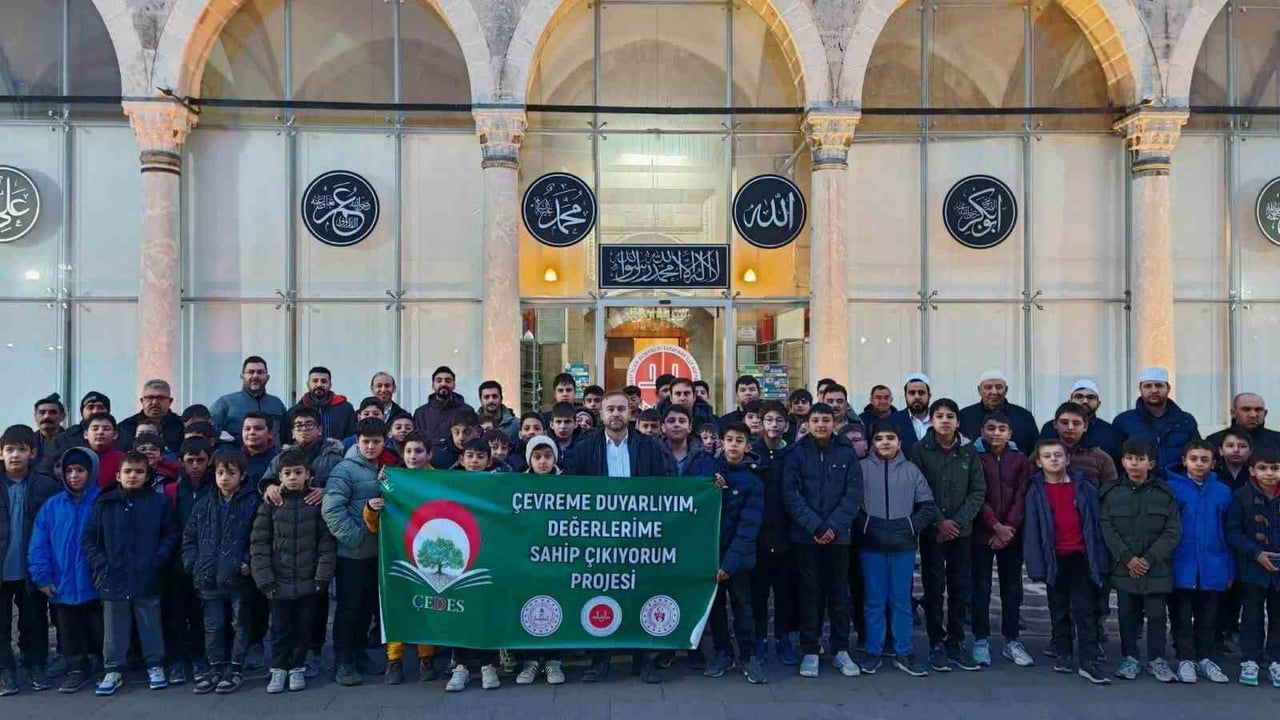 Karapınar'da öğrenciler Sultan Selim Camii'nde sabah namazında bir araya geldi