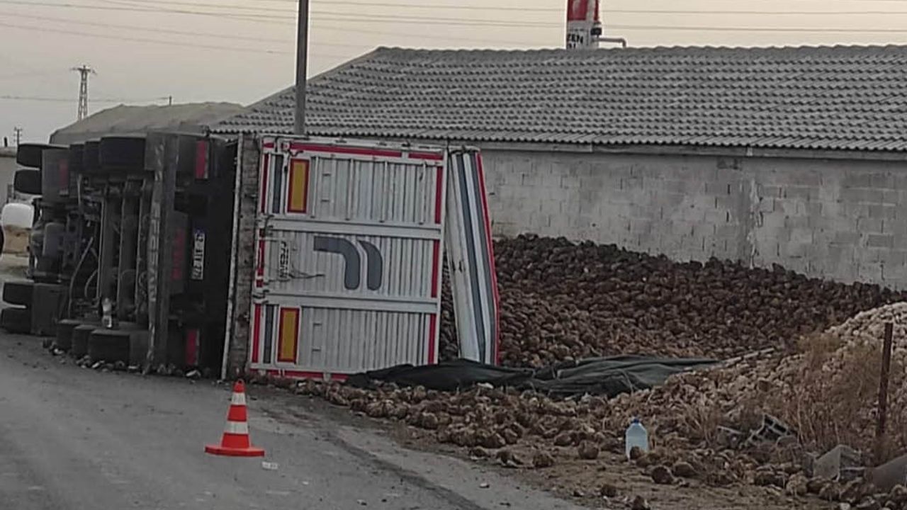 Karapınar'da şeker pancarı yüklü tır devrildi: 1 yaralı