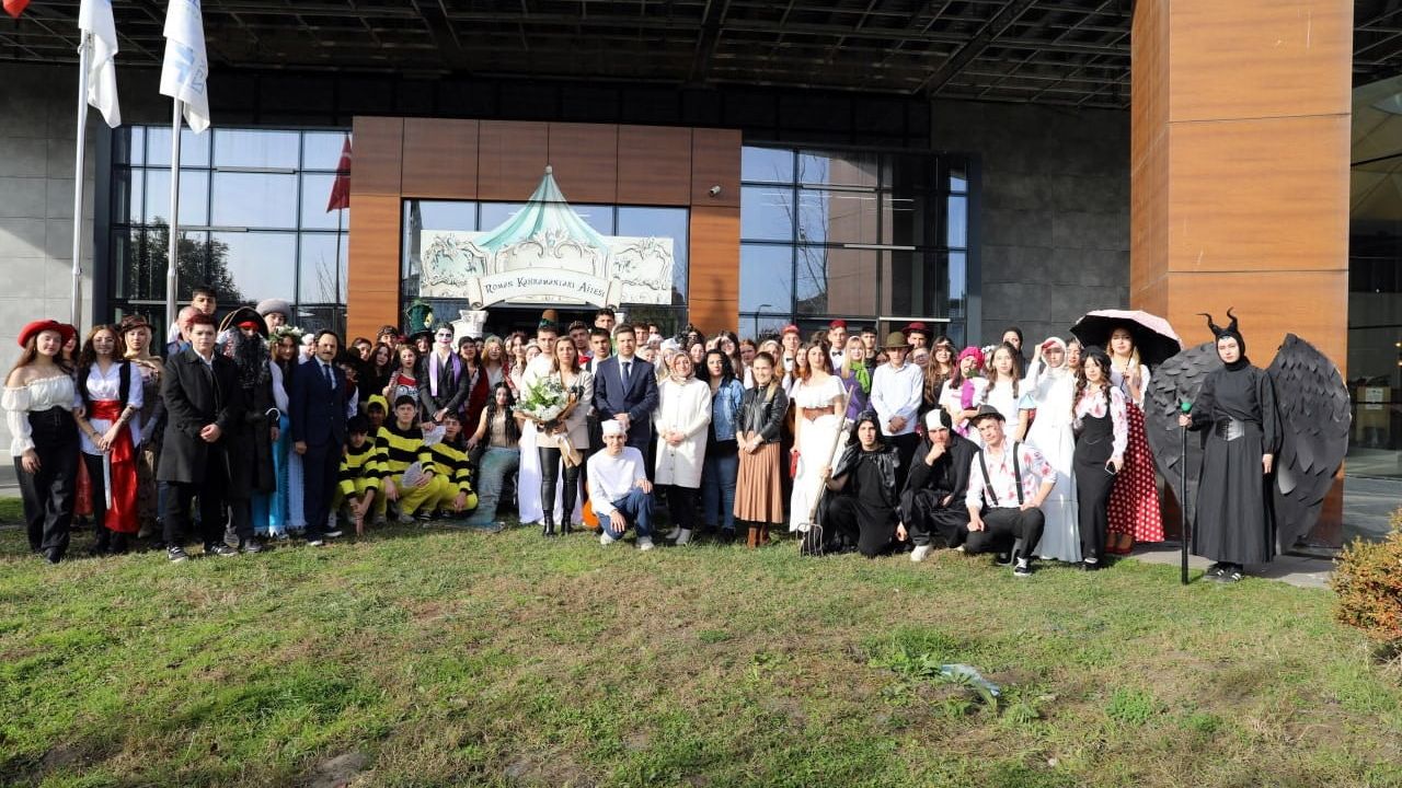 Karasu'da 'Roman Kahramanım Sensin' sergisi: 120 öğrenci edebi kahramanları canlandırdı