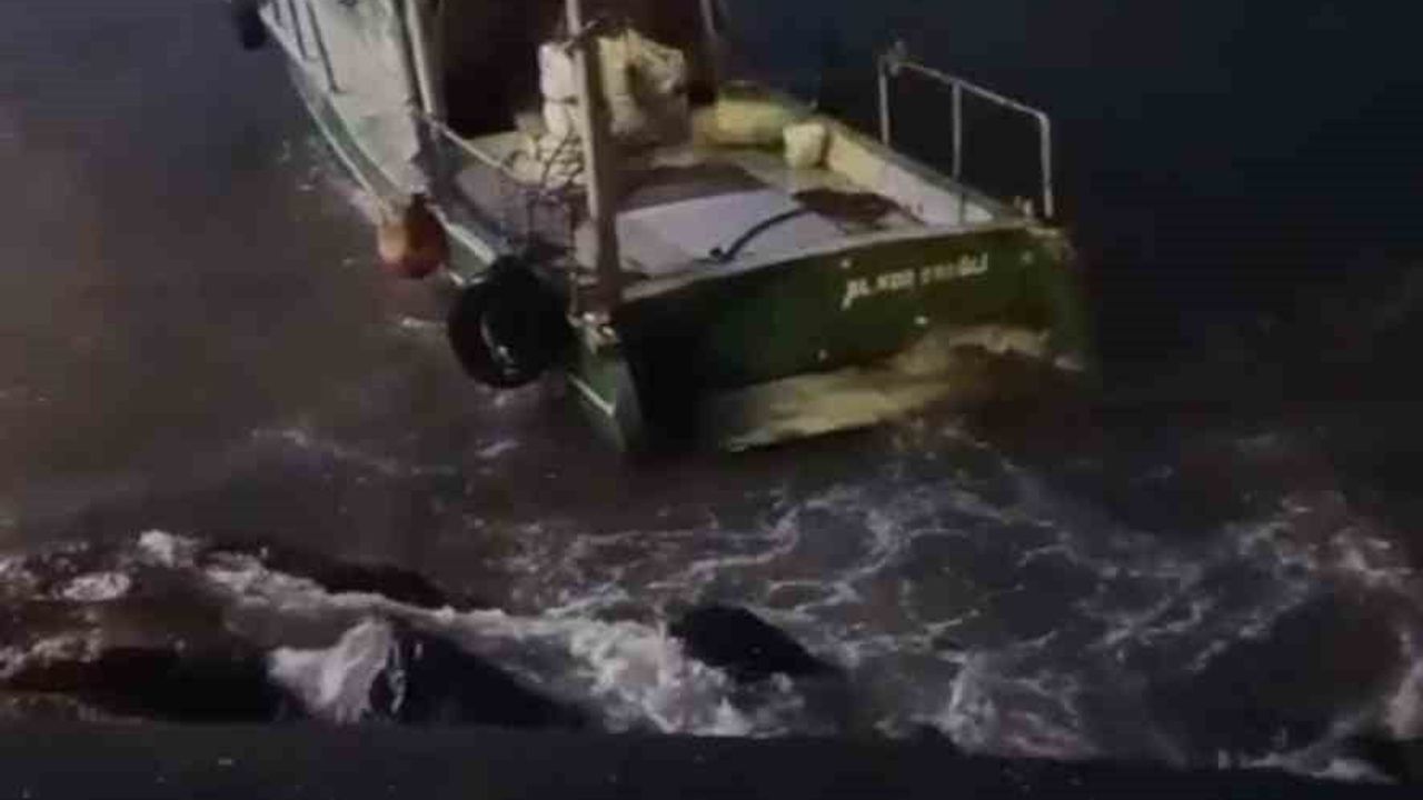 Karaya oturan balıkçı teknesinin dalgalarla sürüklendiği anlar görüntülendi