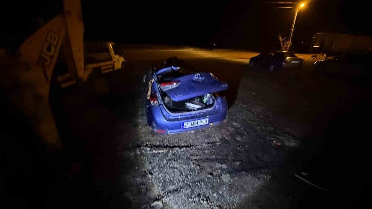 Karayazı'da trafik kazası: 3 öğretmen yaralandı