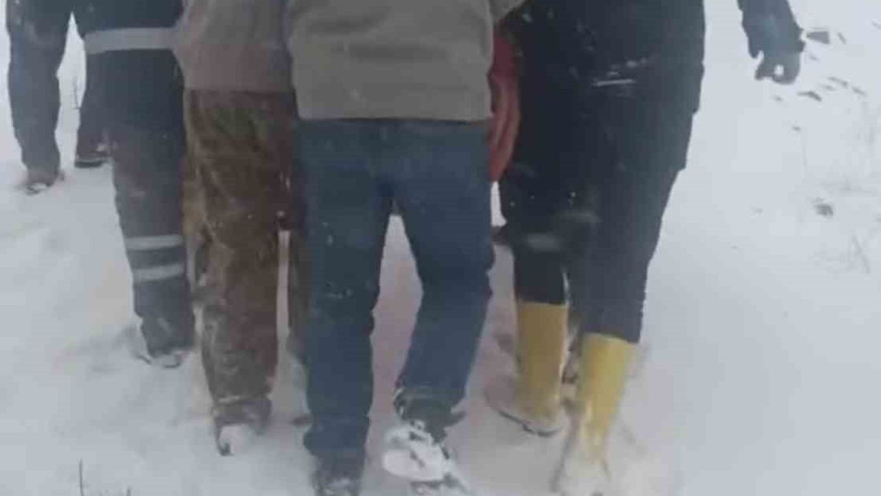 Karda zamana karşı yarış: Taşıkara'da sağlık ekipleri ve vatandaşlar hastayı ambulansa taşıdı