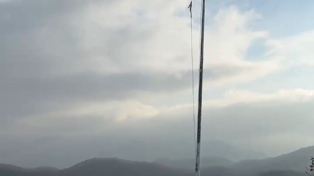 Karınca Kalesi'ndeki Yıpranmış Türk Bayrağı Değişim Bekliyor