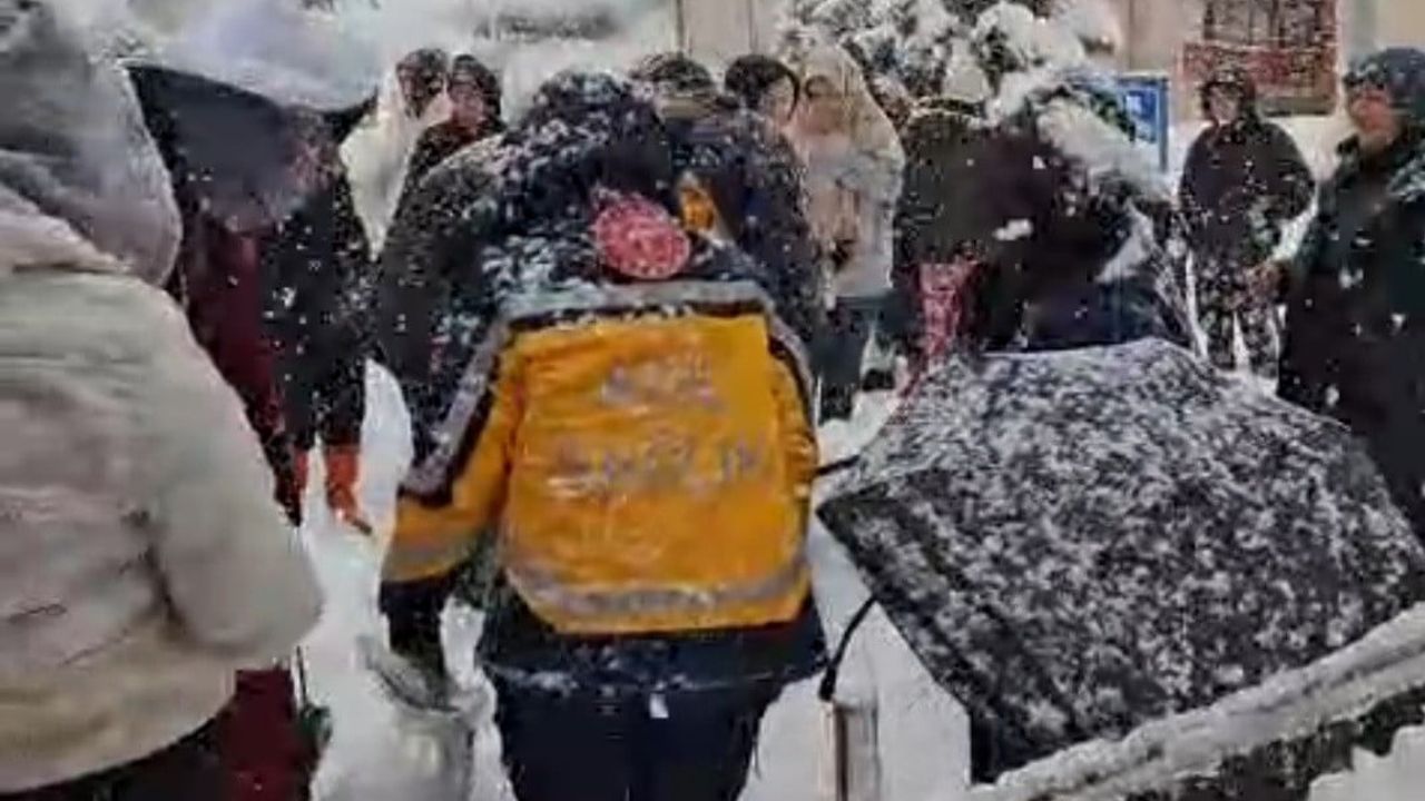 Karlı merdivenden düşen öğrenci hastaneye kaldırıldı