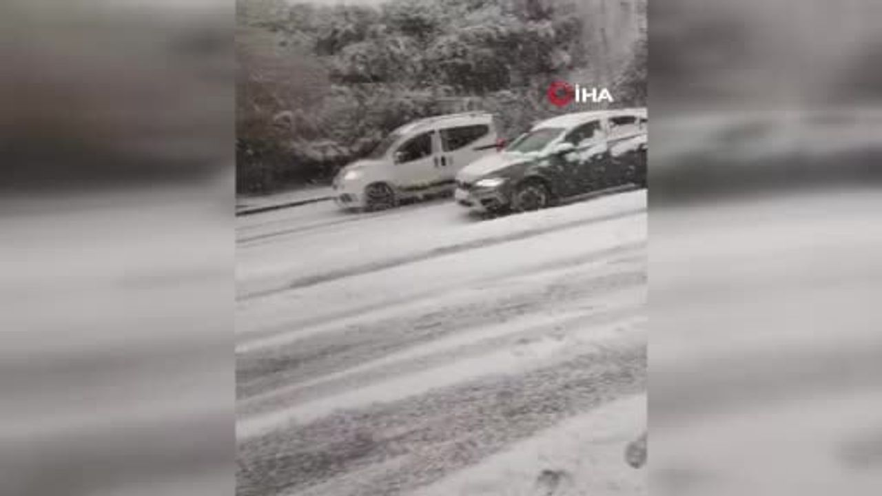 Karlı yolda kayan otomobilin kaldırıma ve refüje çarpma anı kamerada