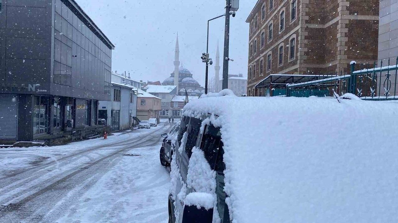 Karlıova beyaz örtüyle kaplandı
