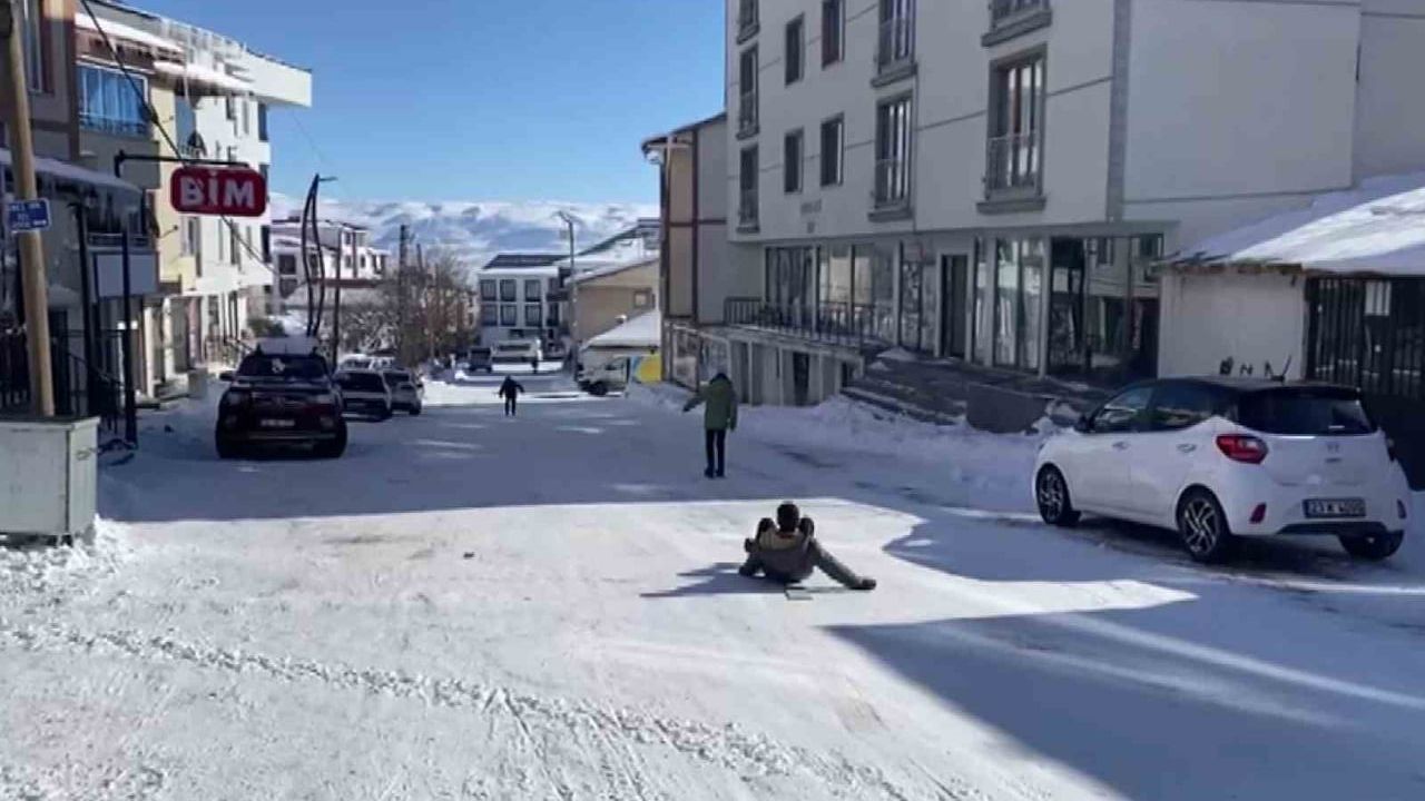Karlıova buz tuttu: Çocuklar karda eğlendi, yetişkinler zorluk çekti