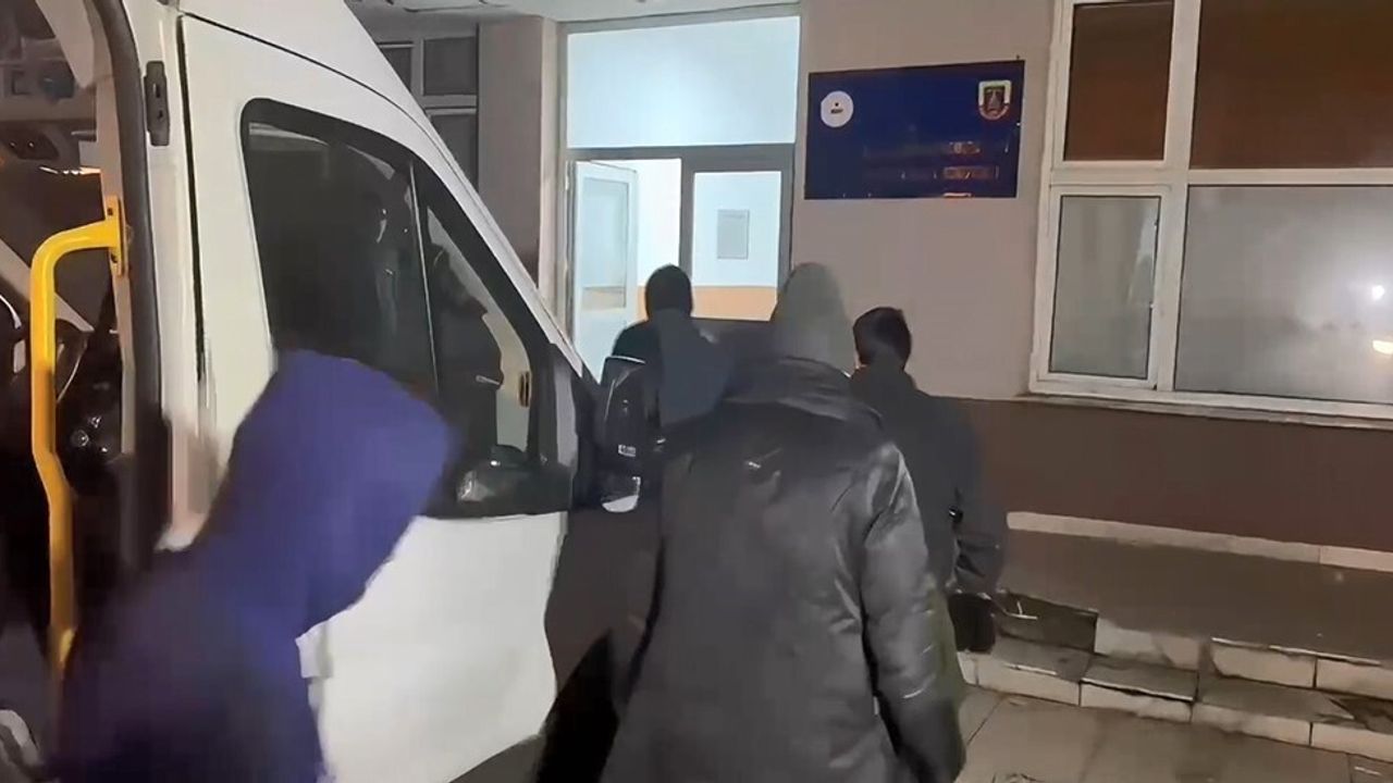 Kars'ta bagajda saklanan 28 düzensiz göçmen ve 3 organizatör yakalandı