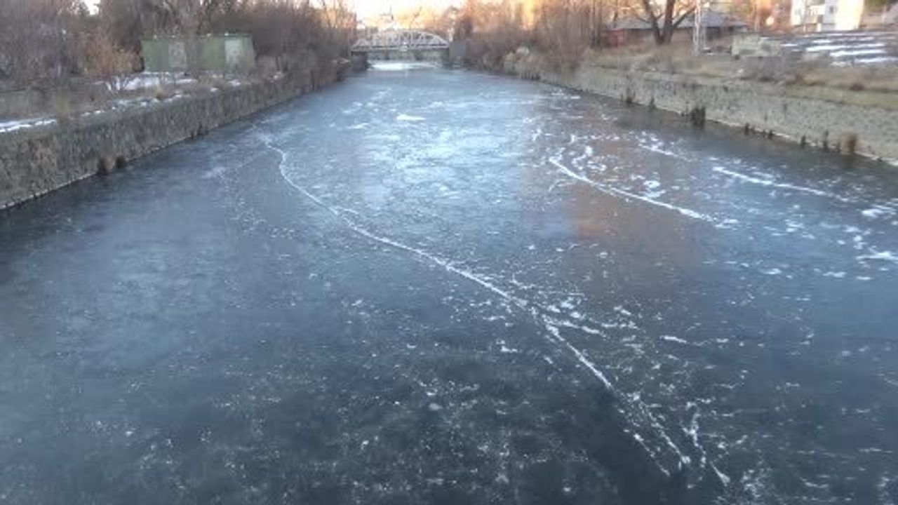Kars'ta eksi 15: Kars Çayı bir günde dondu