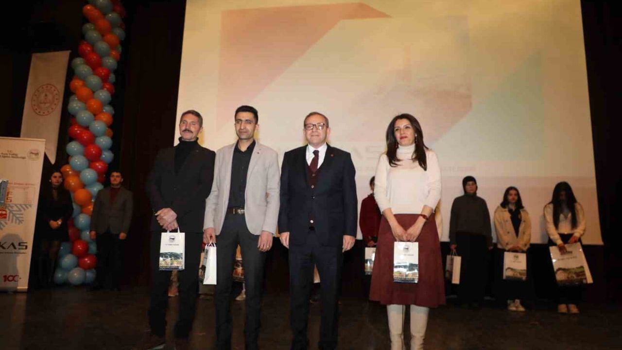 Kars'ta en çok kitap okuyanlara ödüller verildi