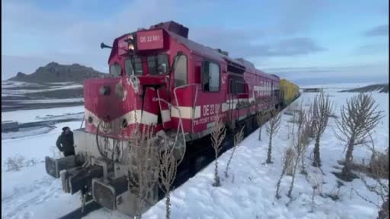 Kars'ta hemzemin geçitte yük treni kamyona çarptı: 1 ölü