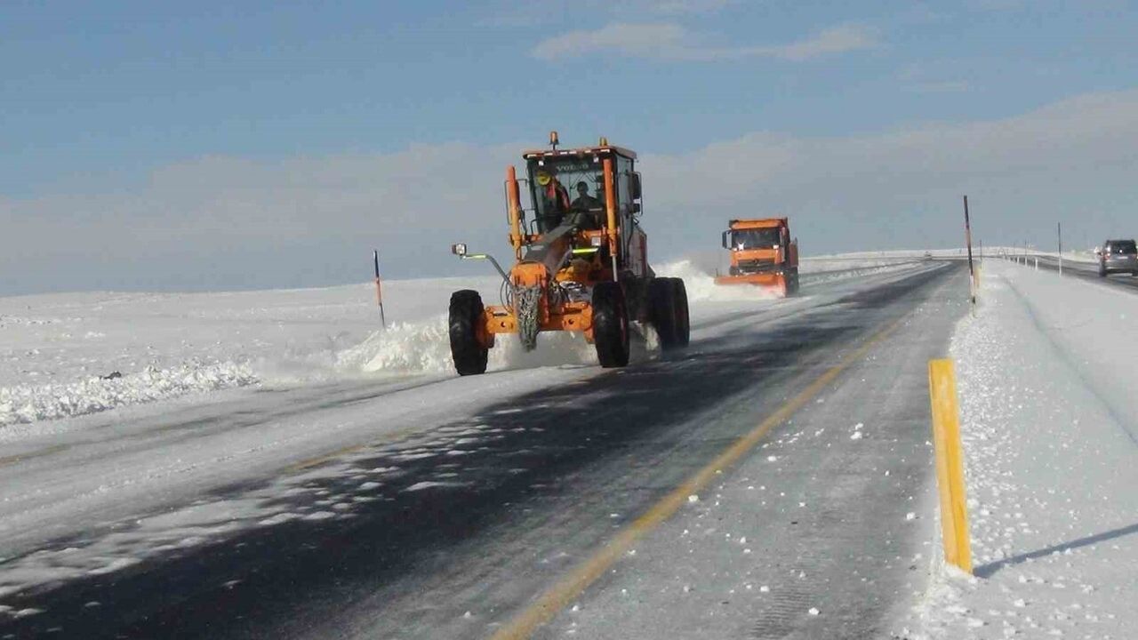 Kars'ta Kar Etkili Oldu: Buzlanan Yolda Mahsur Kalan Tır Kurtarıldı