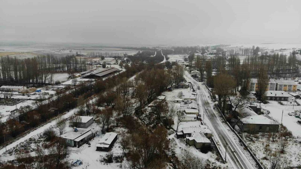 Kars'ta kar sevinci: Çocuklar kardan adam yaptı, Sarıkamış'ta kızak keyfi