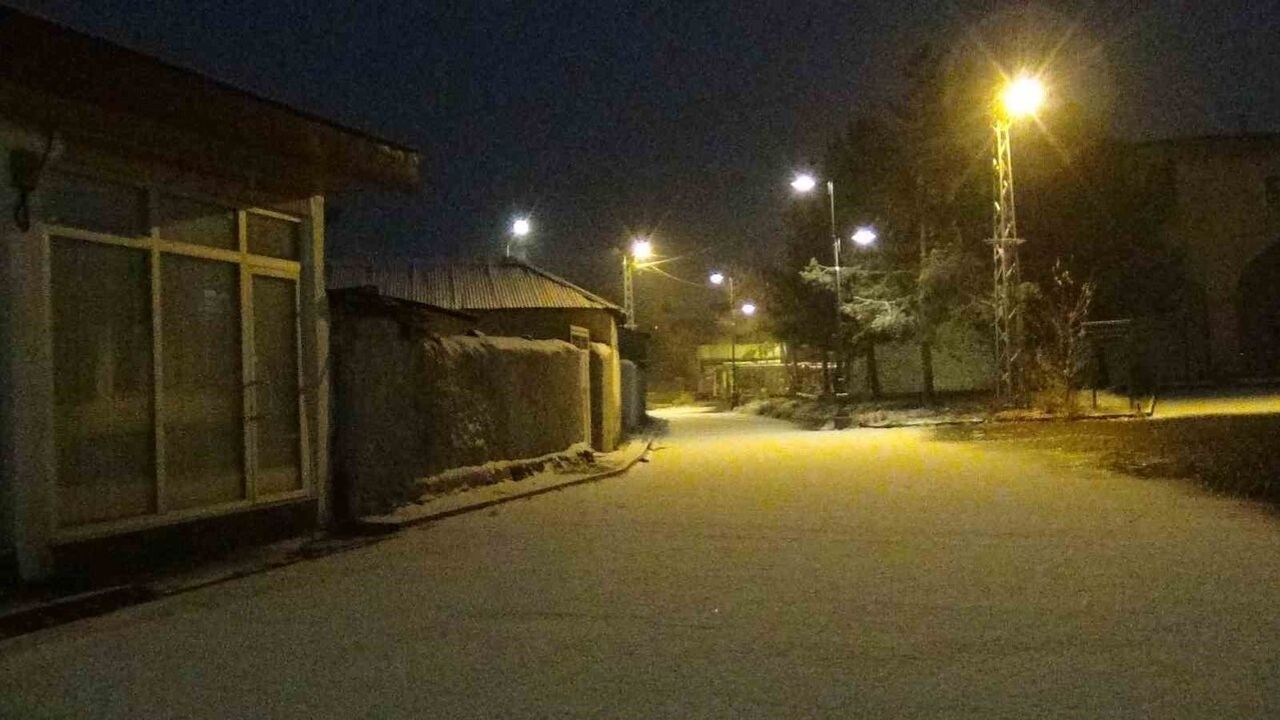 Kars'ta mevsimin ilk karı kent merkezini örttü