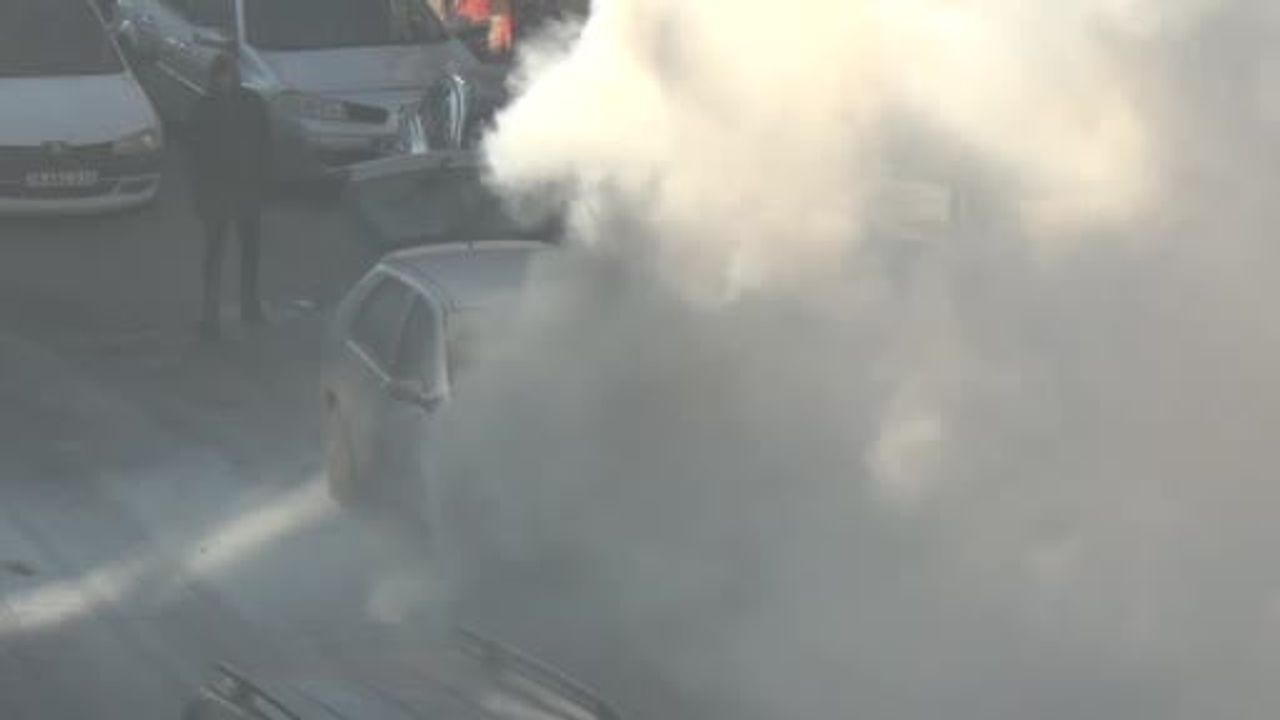 Kars'ta park halindeki araç motorundan çıkan yangın söndürüldü