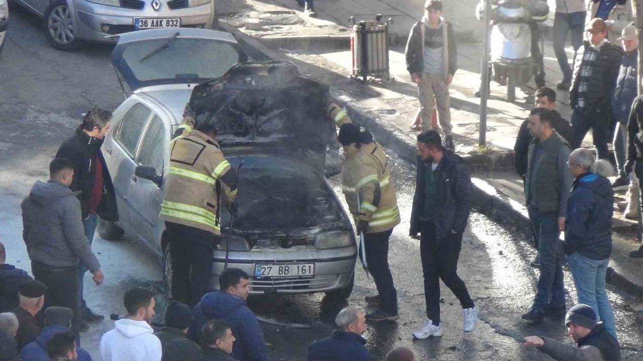 Kars'ta Park Halindeki Otomobil Yangını İtfaiye Tarafından Söndürüldü