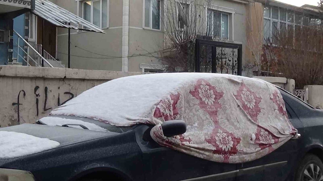 Kars'ta Sibirya soğukları: Sıcak su havaya serpilince dondu