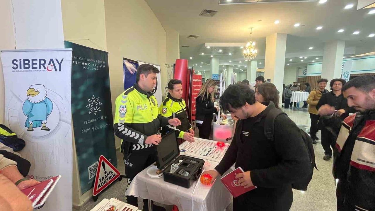 Kars’ta üniversite öğrencilerine trafik araç ve gereçleri tanıtıldı