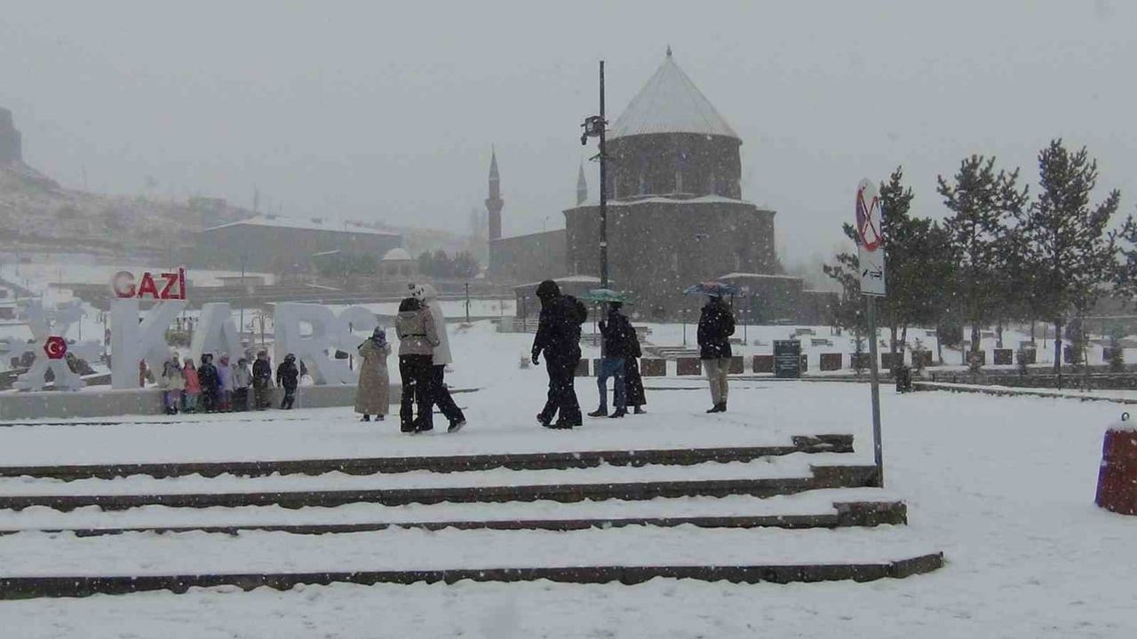 Kars’ta yoğun kar altında halay keyfi