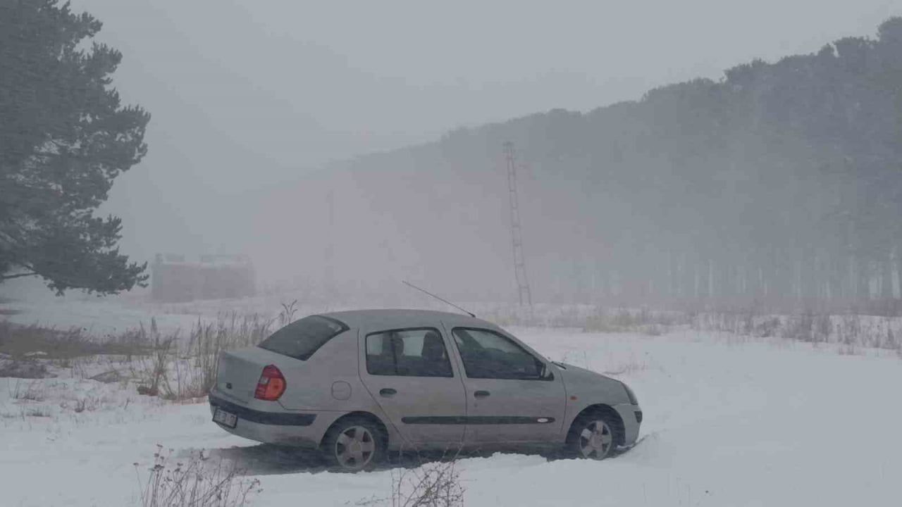 Kars’ta yoğun kar tipi 27 köy yolunu ulaşıma kapattı