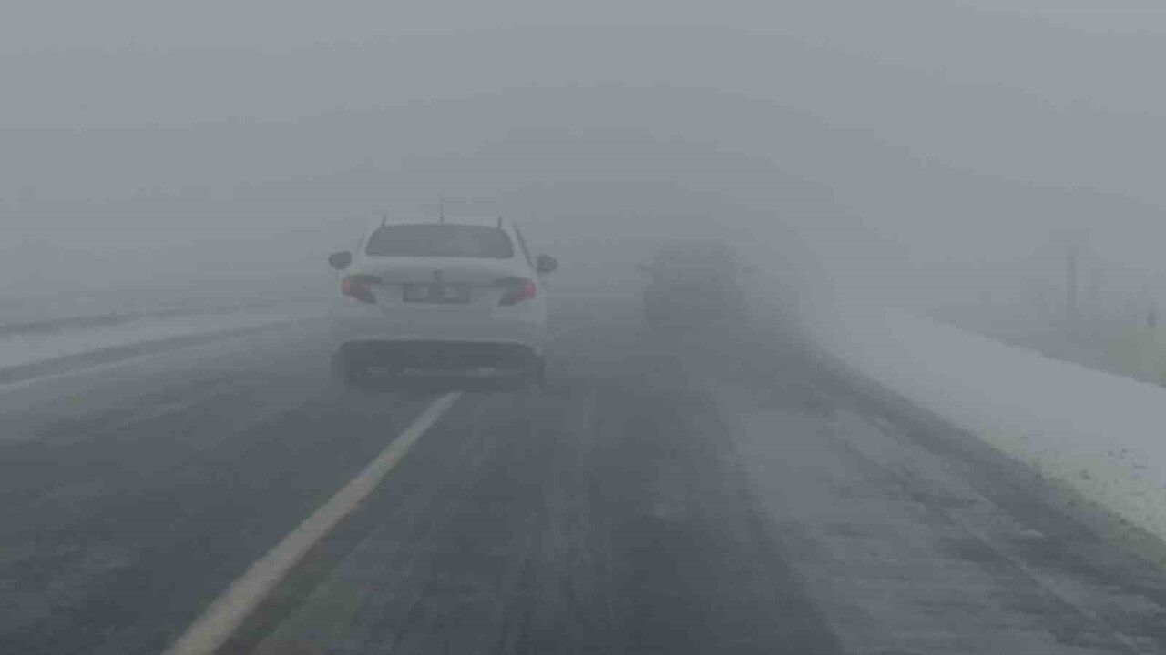 Kars’ta Yoğun Sis ve Kar Ulaşımı Aksattı