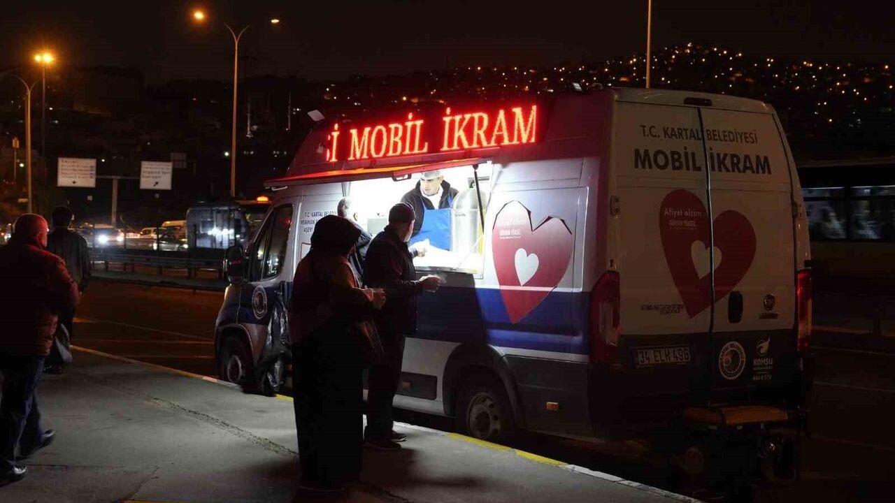 Kartal Belediyesi sabahları sıcak çorba ikramını sürdürüyor