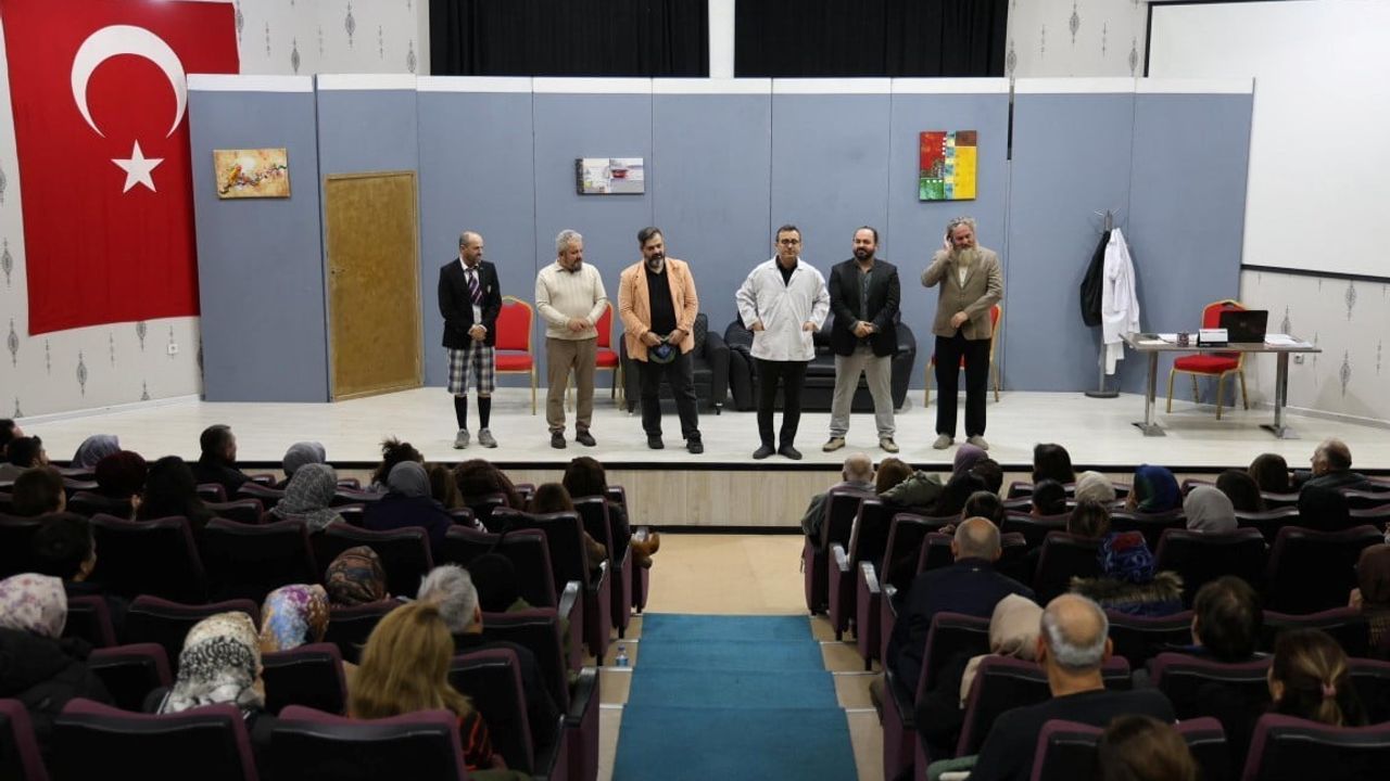 Kartepe'de "Deliriyorum Ben Haberin Olsun" oyunu beğeni topladı