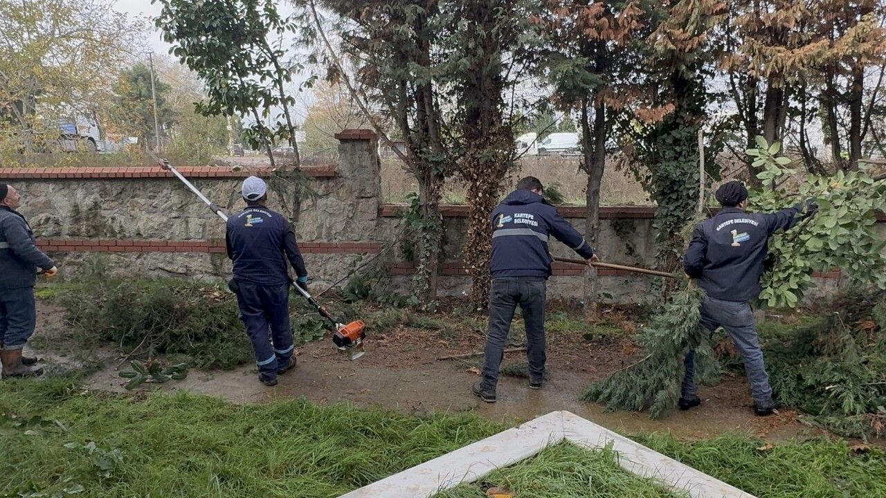 Kartepe'de Mezarlıklarda Bakım ve Temizlik Çalışması