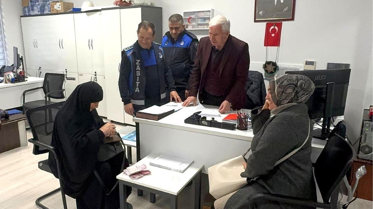 Kartepe'de pazar yerinde bulunan cüzdan sahibine teslim edildi