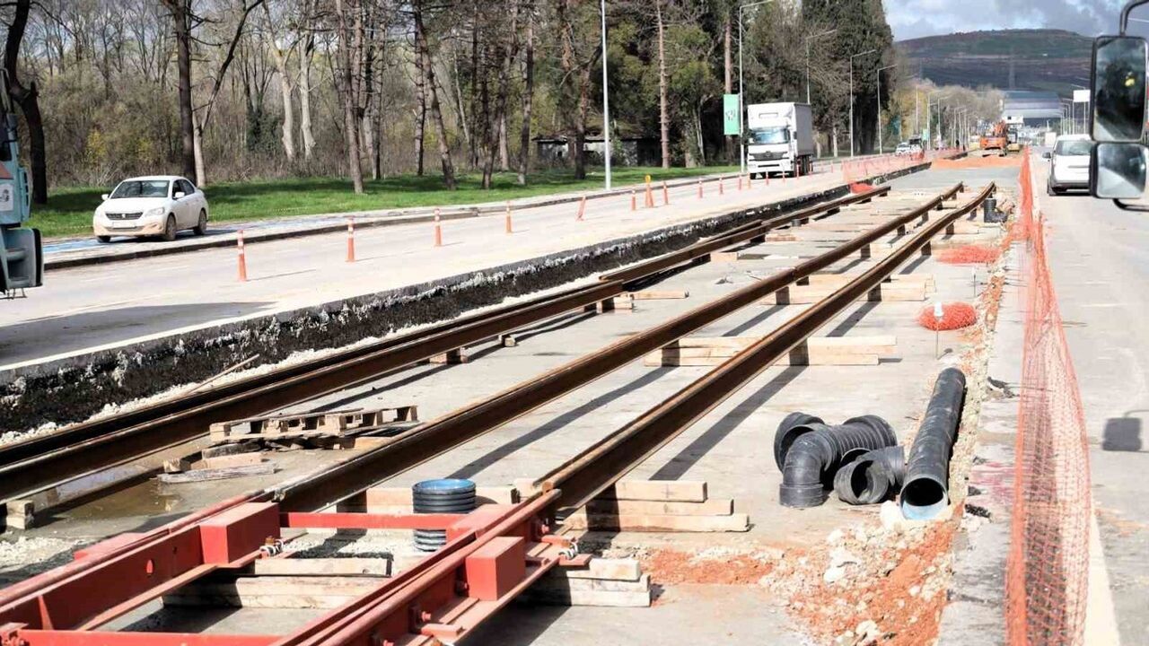 Kartepe tramvay hattında Vatan Caddesi'ne ilk raylar döşendi