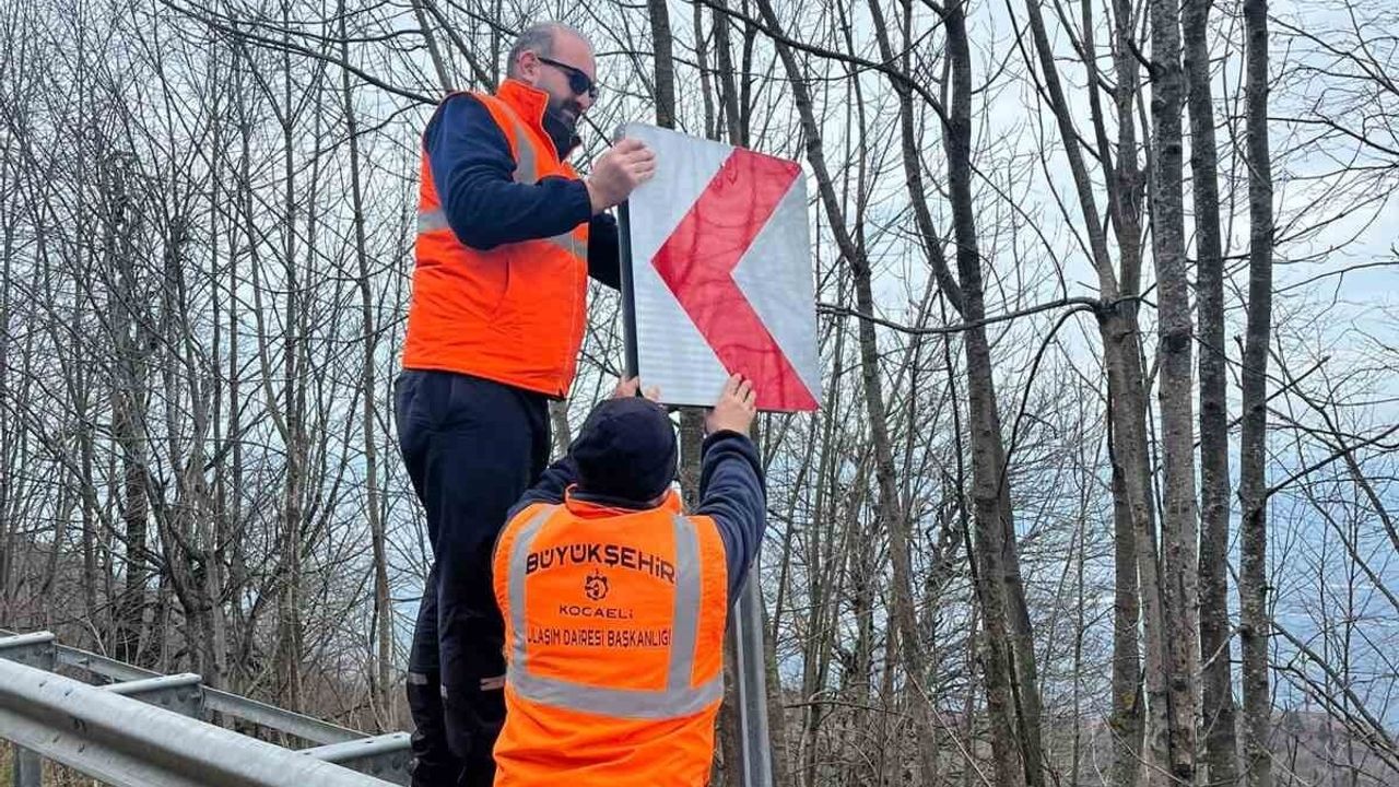 Kartepe yolunda trafik işaretleri ve kar direkleri yenilendi