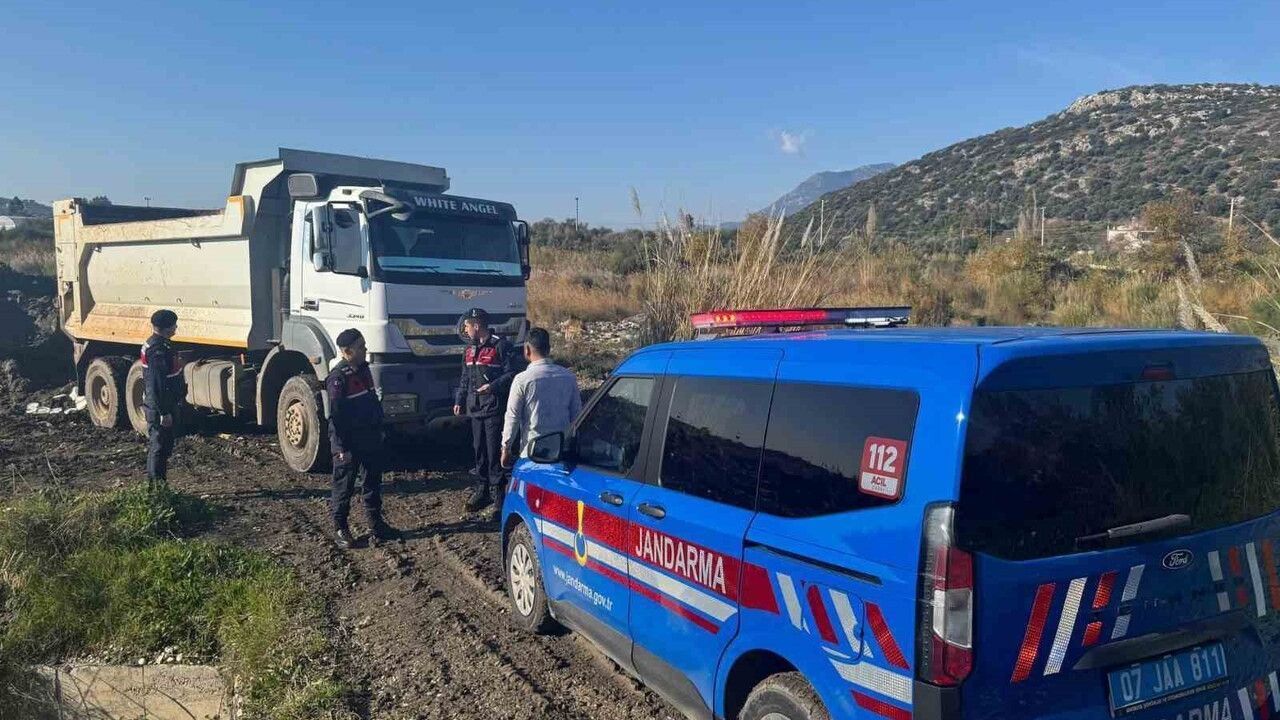 Kaş'ta Eşen Çayı kıyısında izinsiz kum alımına jandarma müdahalesi