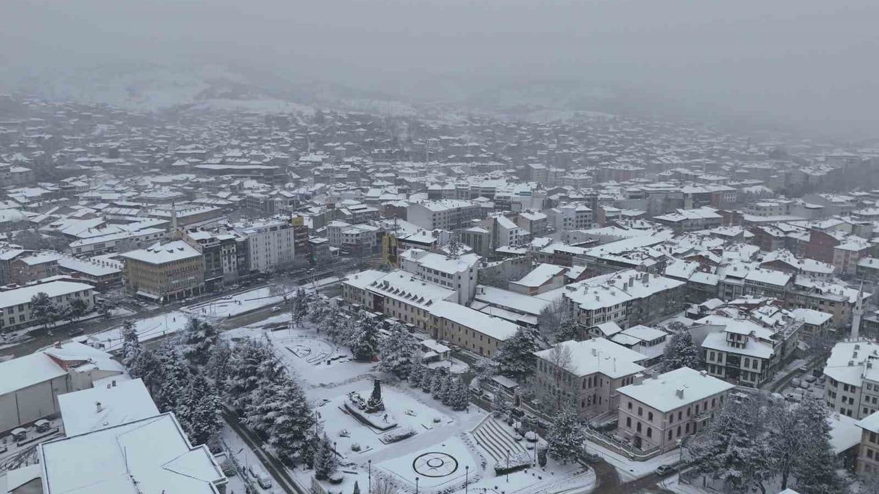 Kastamonu beyaza büründü — Kent merkezinde kartpostallık görüntüler