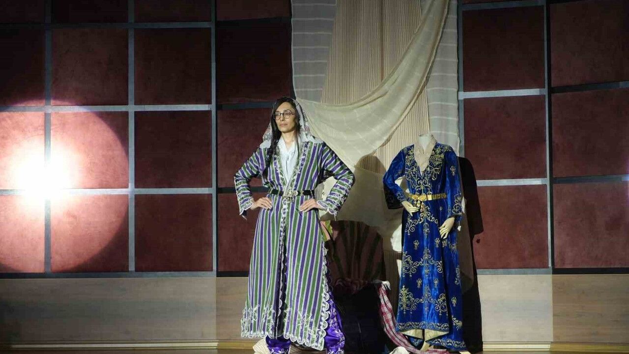 Kastamonu’da 106. yıl etkinliğinde 100 ila 300 yıllık kadın kıyafetleri defileyle sergilendi