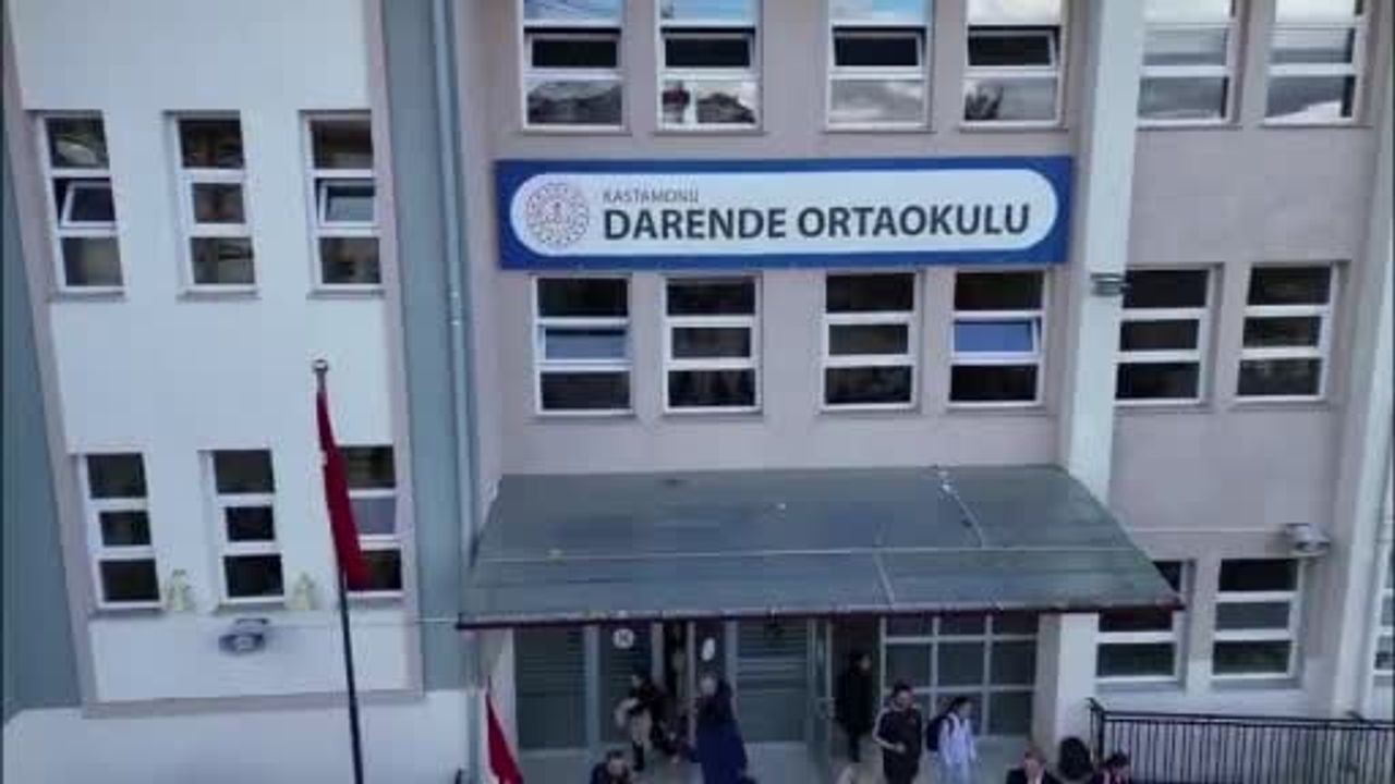Kastamonu’da 40 yıllık görevini tamamlayan Müdür İlhami Yılmaz alkışlarla uğurlandı