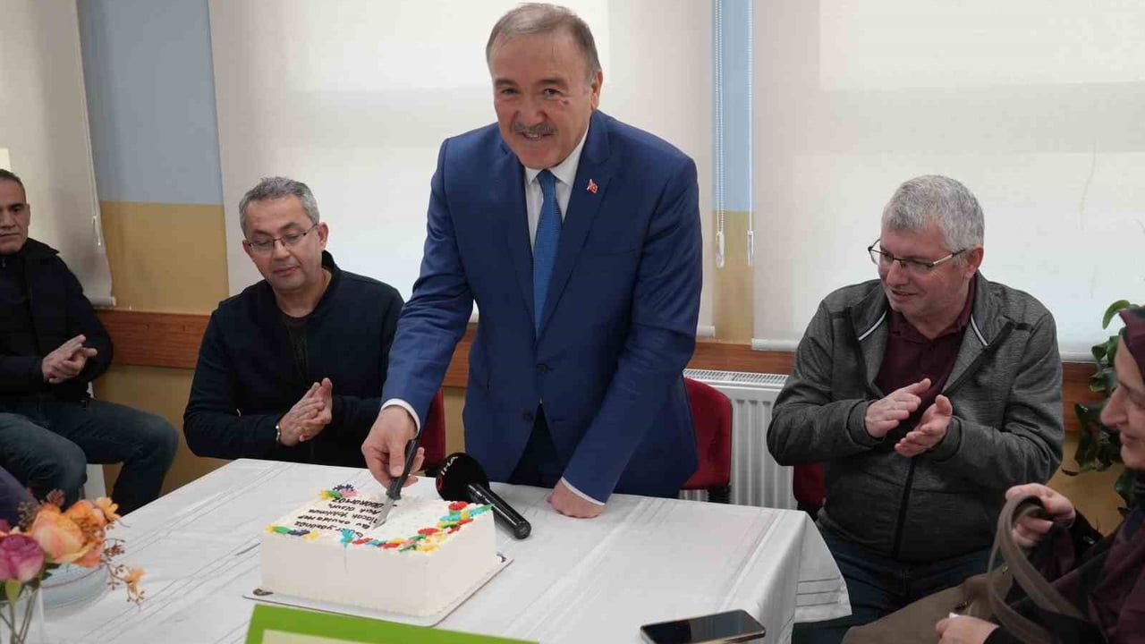 Kastamonu’da 40 yıllık müdür öğrenciler tarafından alkışlarla uğurlandı