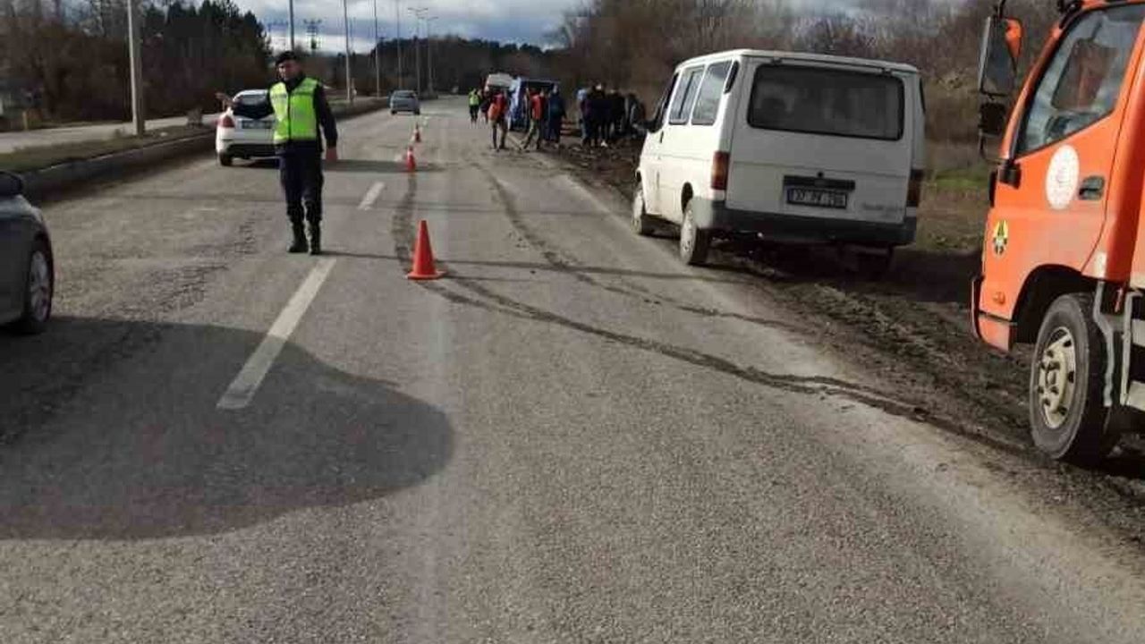 Kastamonu'da cenaze aracı ile traktör çarpıştı: 4 kişi yaralandı