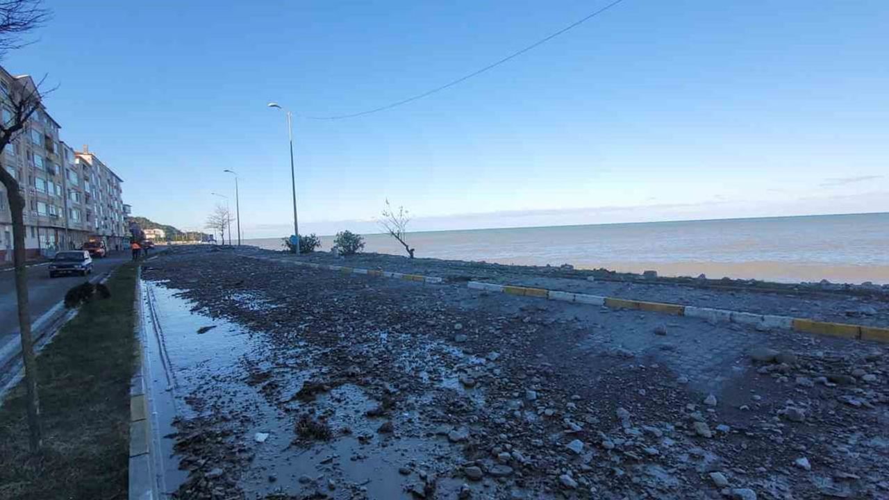 Kastamonu'da dev dalgalar sahillere zarar verdi