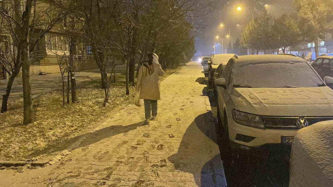 Kastamonu'da kar akşam saatlerinde il merkezine ulaştı