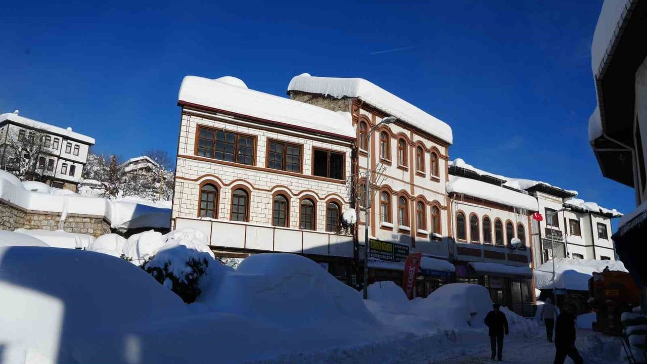 Kastamonu’da kar hayatı durdurdu: Küre ve Ağlı’da yollar kapanı