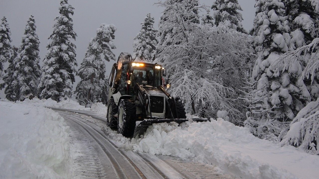 Kastamonu’da kar nedeniyle kapanan köy yolunda hasta için İl Özel İdaresi seferber oldu