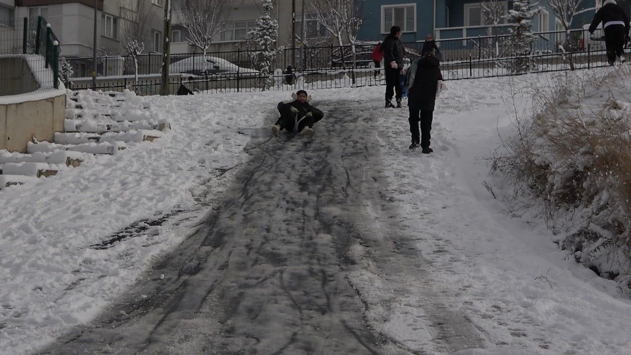 Kastamonu'da kar tatili: çocuklar sokaklarda doyasıya eğlendi
