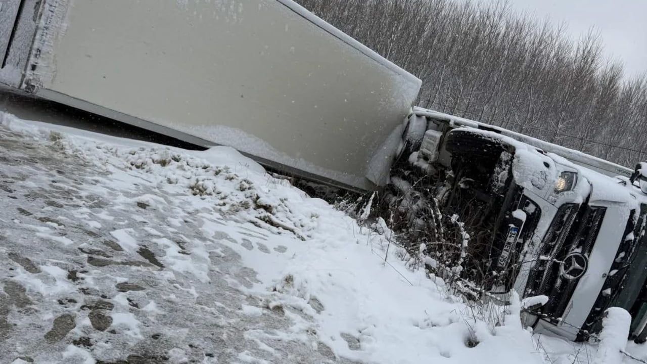 Kastamonu'da kar yağışı sonrası tır devrildi — sürücü yara almadan kurtuldu