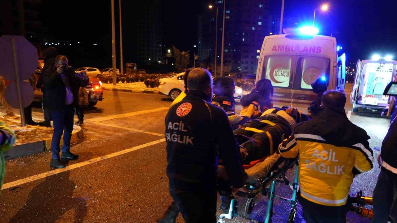 Kastamonu’da otomobil dorsenin altına girdi: 1 ölü, 2 ağır yaralı