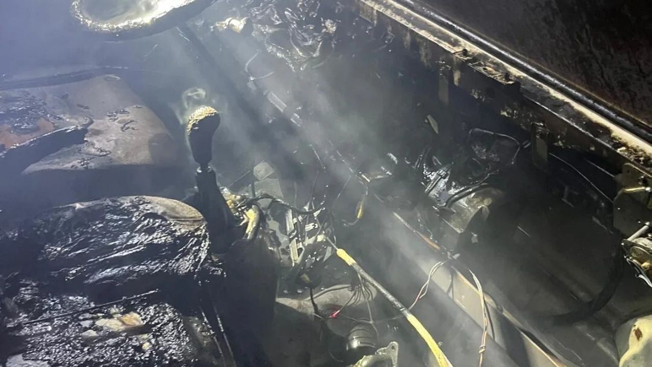 Kastamonu'da Park Halindeki Hyundai Minibüs Motor Yangınında Kullanılamaz Hale Geldi