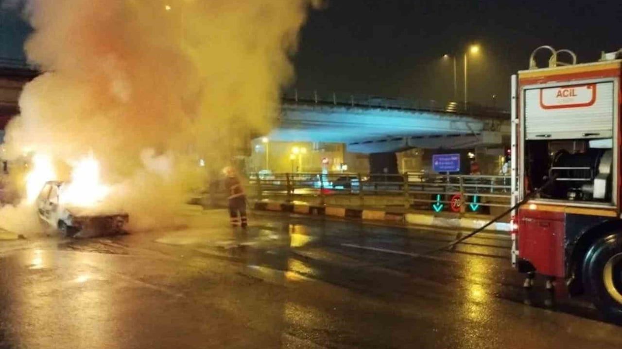 Kastamonu’da seyir halindeki Tofaş-Fiat alev aldı, araç kullanılamaz hale geldi