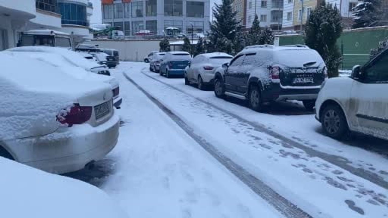 Kastamonu'da yeniden başlayan kar yağışı şehri beyaza bürüdü