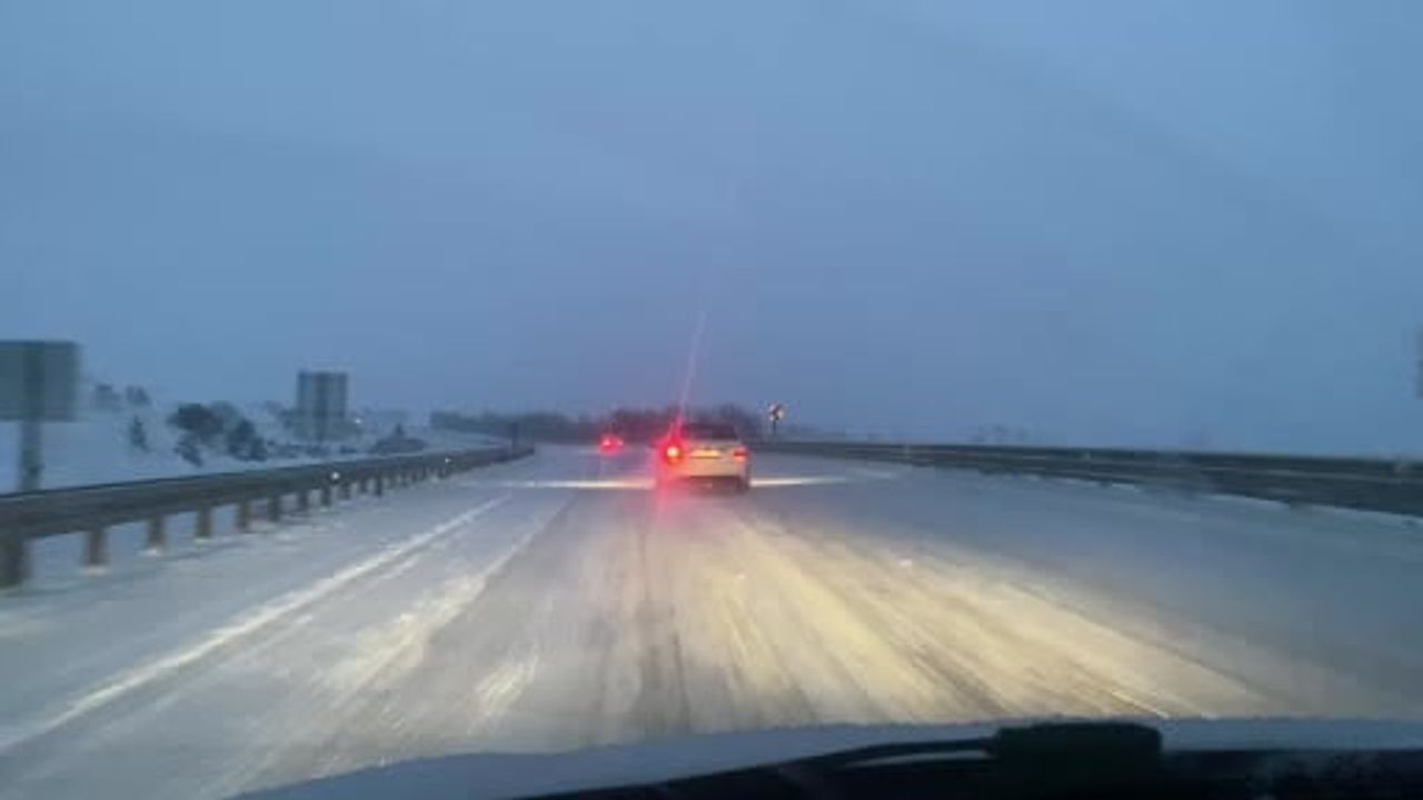 Kastamonu'da Yoğun Kar: Ağır Tonajlı Araçlara Geçiş Yasağı, Bazı Okullarda Eğitim Ara